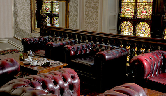 the-oaks-hotel-library-lounge